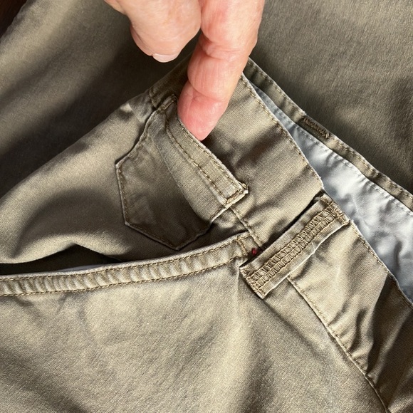 Columbia Capris sz10, lots of interesting little pockets. Khaki. Great condition - Picture 5 of 6